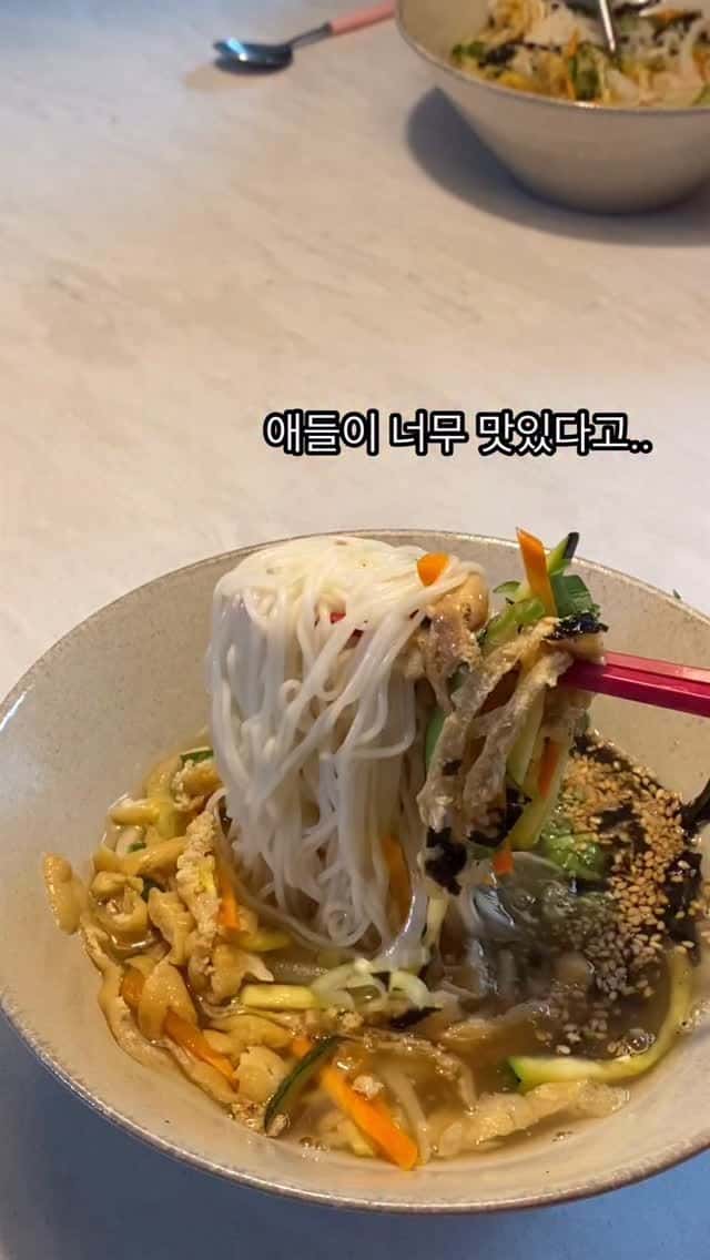 볶은 유부를 넣은 맛있는 잔치국수 Thumbnail