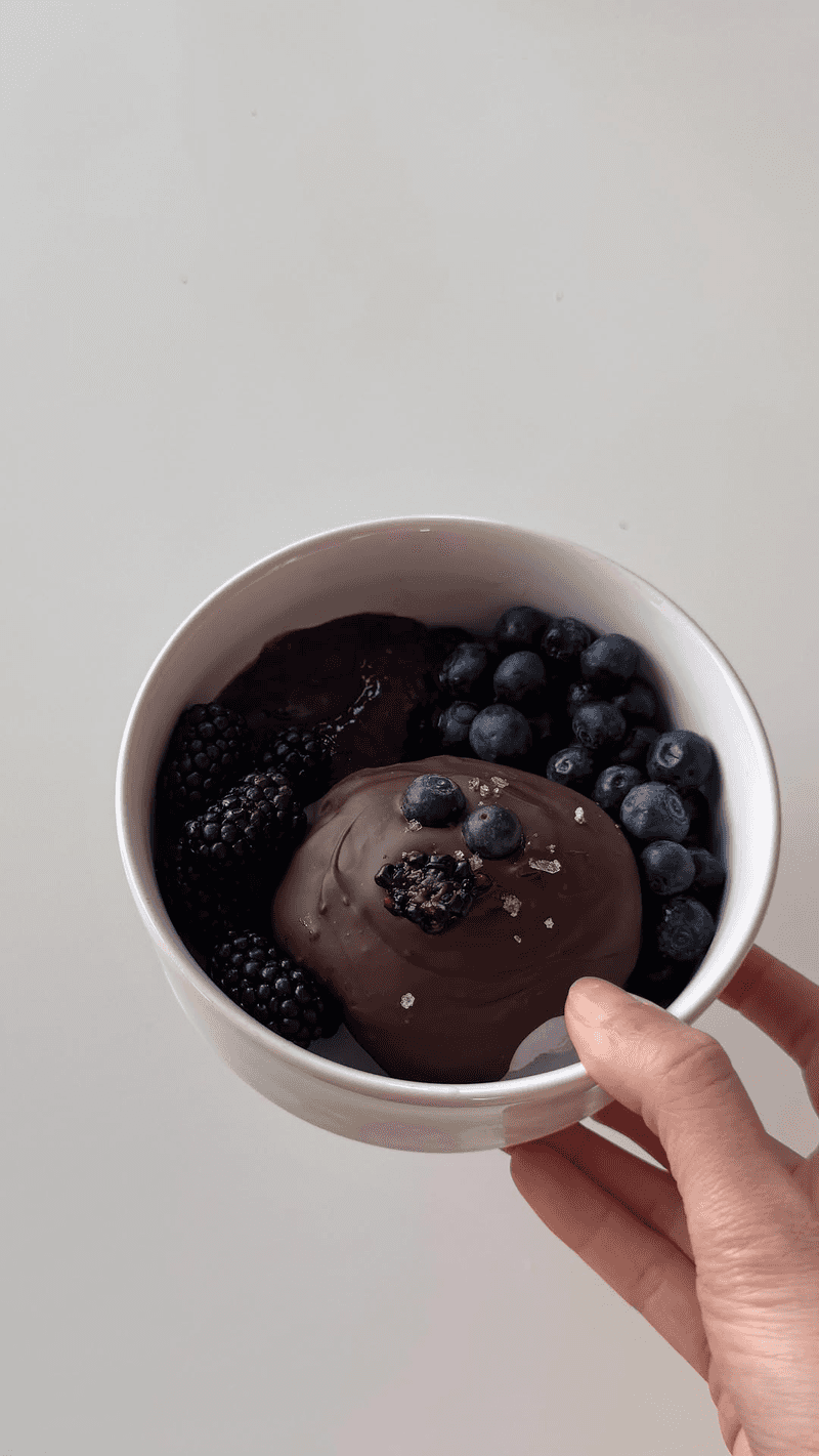 Beeren-Joghurt-Bowl mit Schokoladenhülle Thumbnail