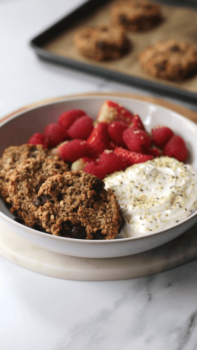 Bananen-Frühstückskekse mit Joghurt & Beeren Thumbnail