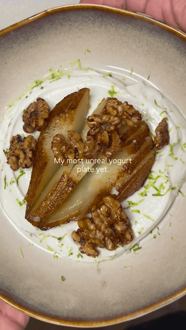 Karamellisierte Birnen- und Walnuss-Joghurt-Schüssel Thumbnail