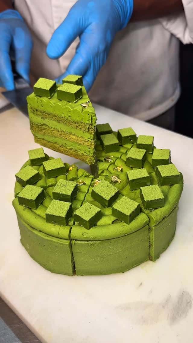 차밭을 형상화한 진한 우지 말차 케이크 Thumbnail