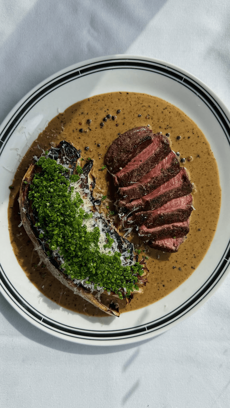 Filete con Col Asada y Salsa de Pimienta Thumbnail