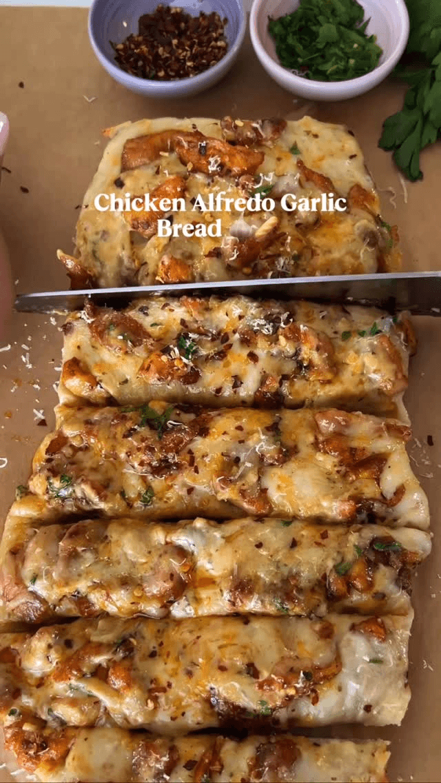 Pan de Ajo con Pollo Alfredo Thumbnail