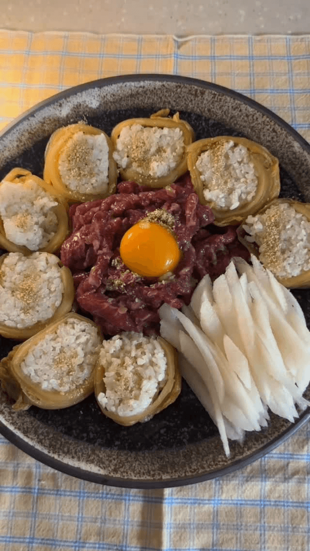 피로가 녹는 힐링 밥상, 묵은지 김밥과 육회 Thumbnail