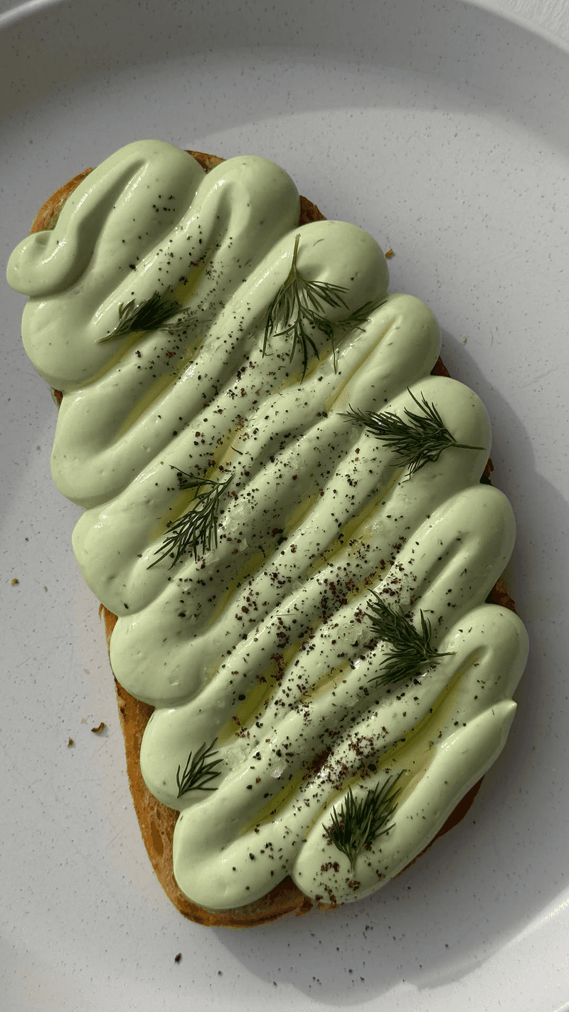 Cremiger Avocado-Toast mit Hüttenkäse Thumbnail