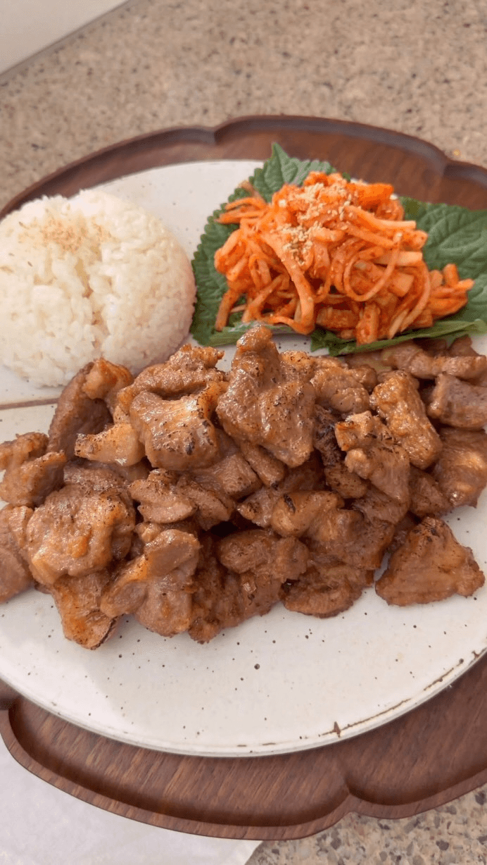 돼지갈비와 무생채 Thumbnail