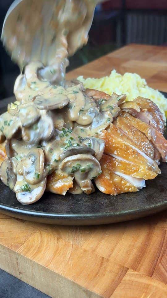 버터 치킨과 버섯 소스 Thumbnail