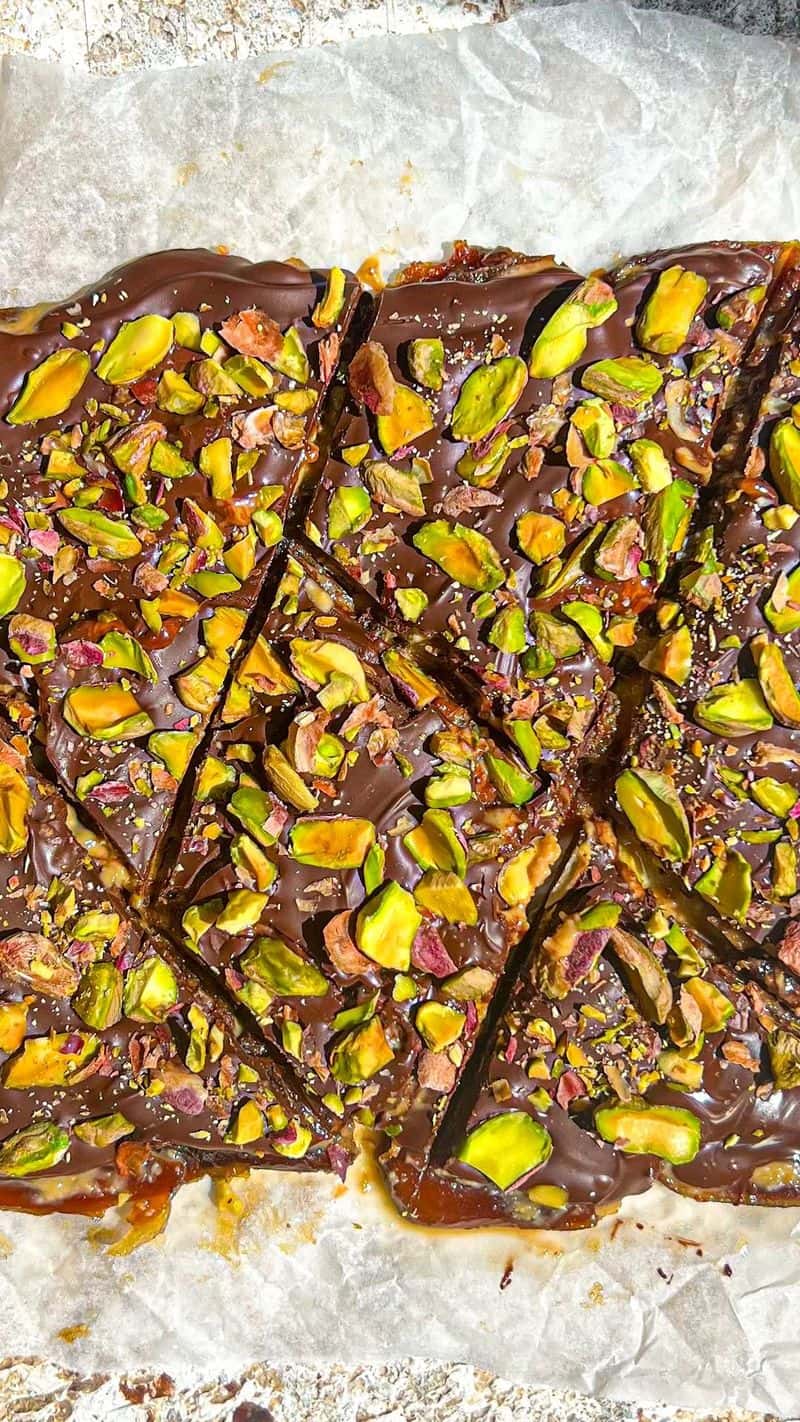 피스타치오 대추 초콜릿 바크 Thumbnail