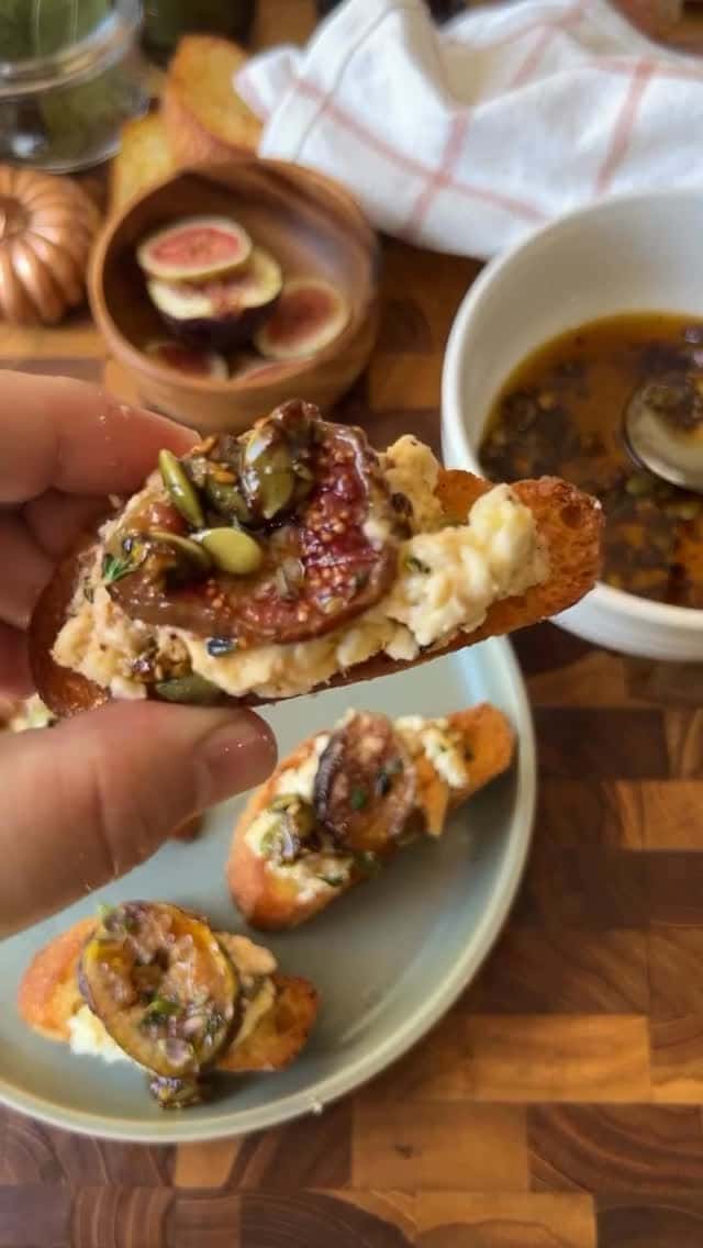 무화과와 자타르 칠리 크리스프를 곁들인 구운 페타 치즈 Thumbnail