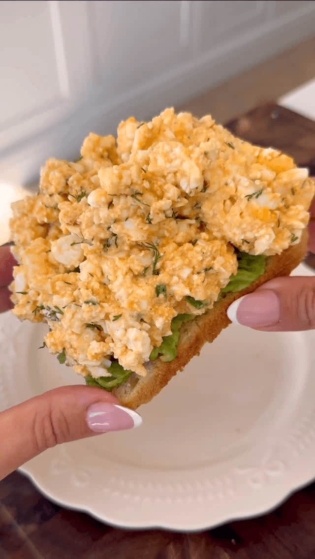 건강한 페타 칠리 오일 달걀 마요 아보카도 사워도우 토스트 Thumbnail