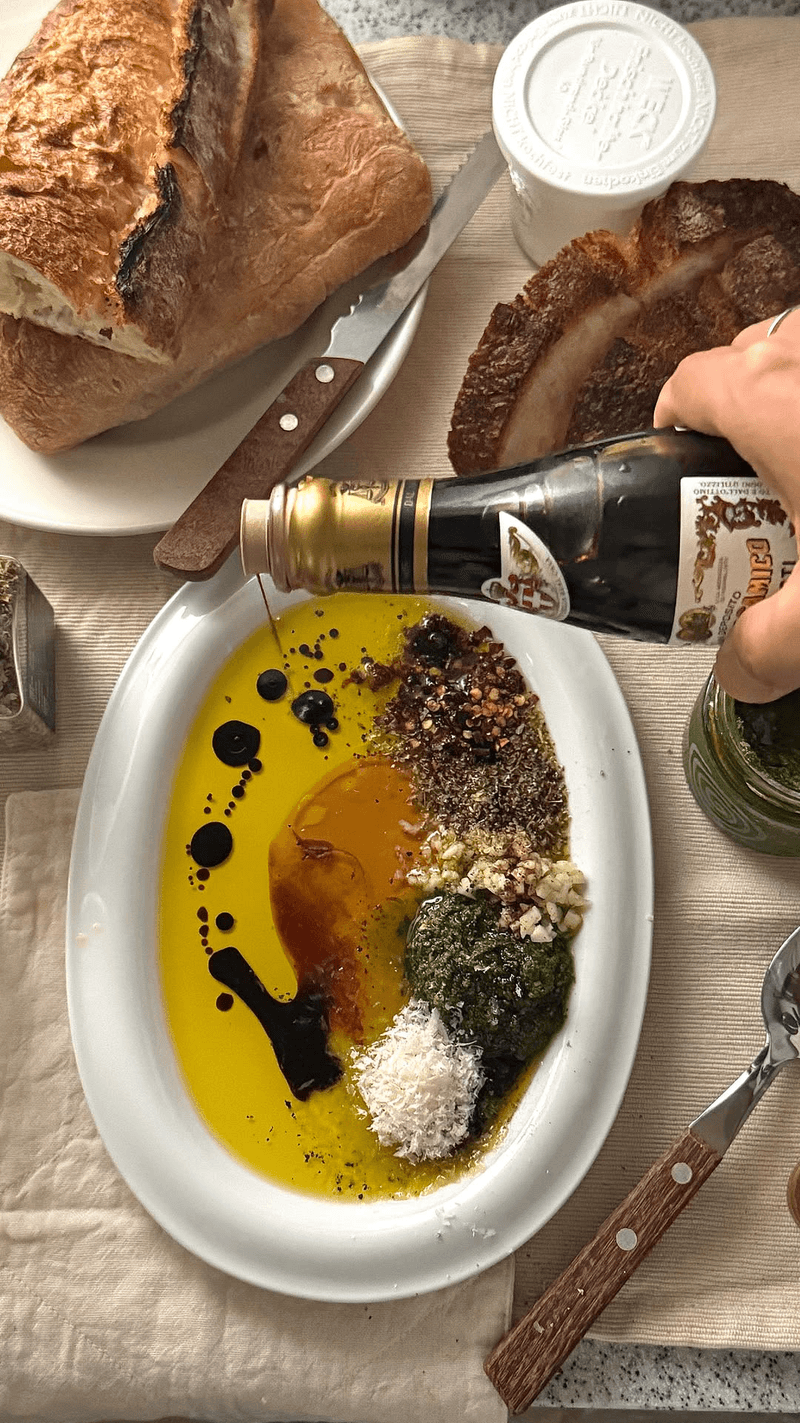 식사빵을 위한 바질 디핑 오일 Thumbnail