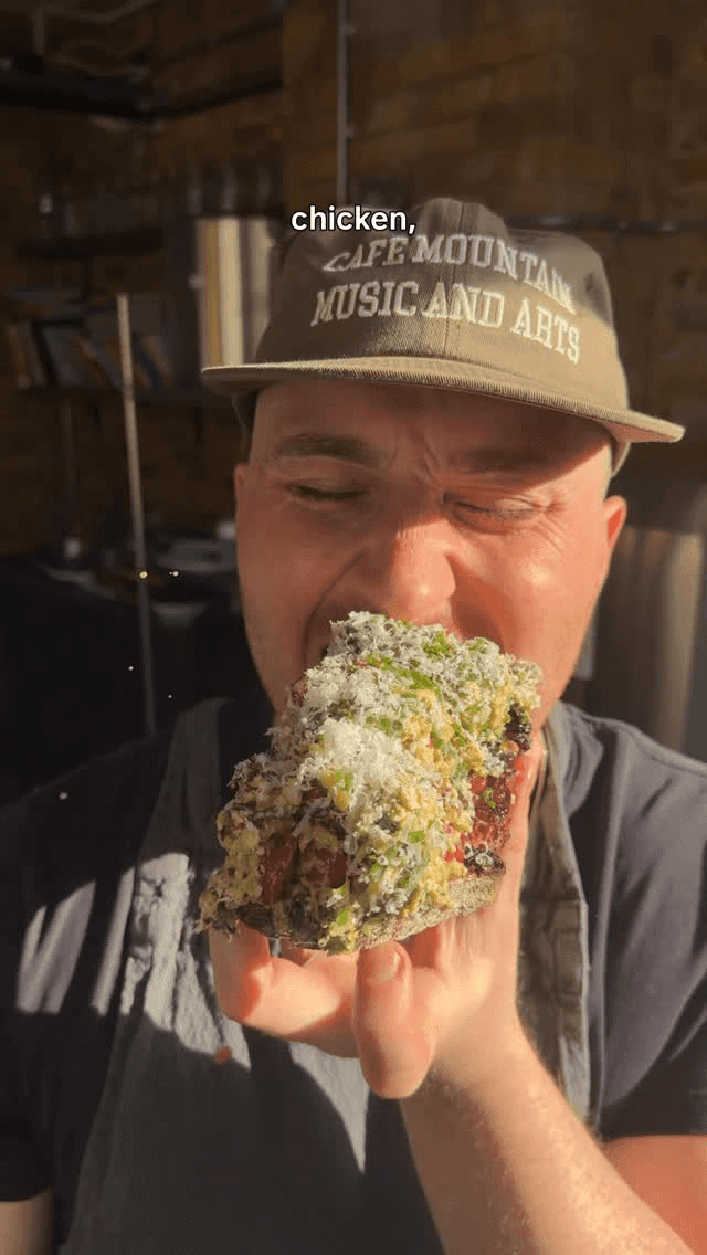 Proteinreicher Smash mit Hähnchen, Pesto und sonnengetrockneten Tomaten Thumbnail