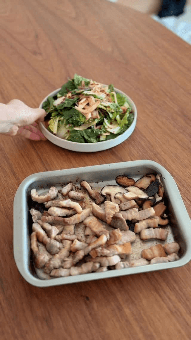 봄동 겉절이와 삼겹살 구이 Thumbnail