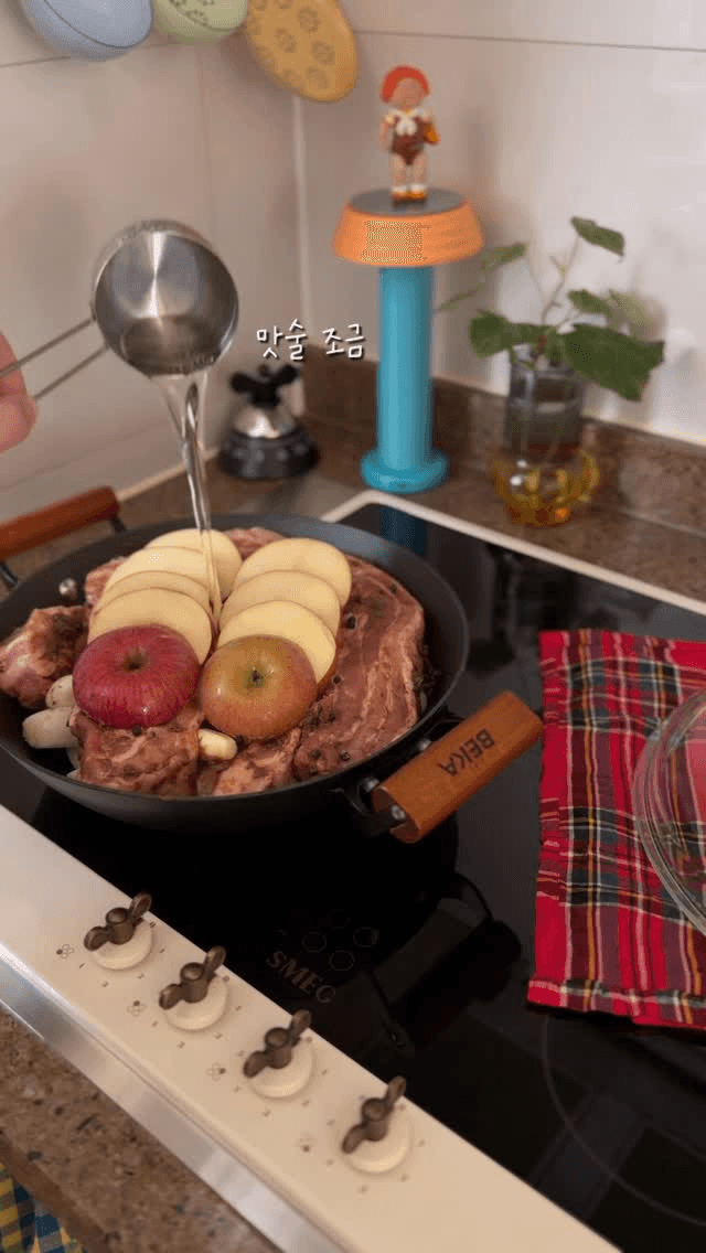 무수분 수육과 굴무침, 무생채, 솥밥, 된장찌개 Thumbnail