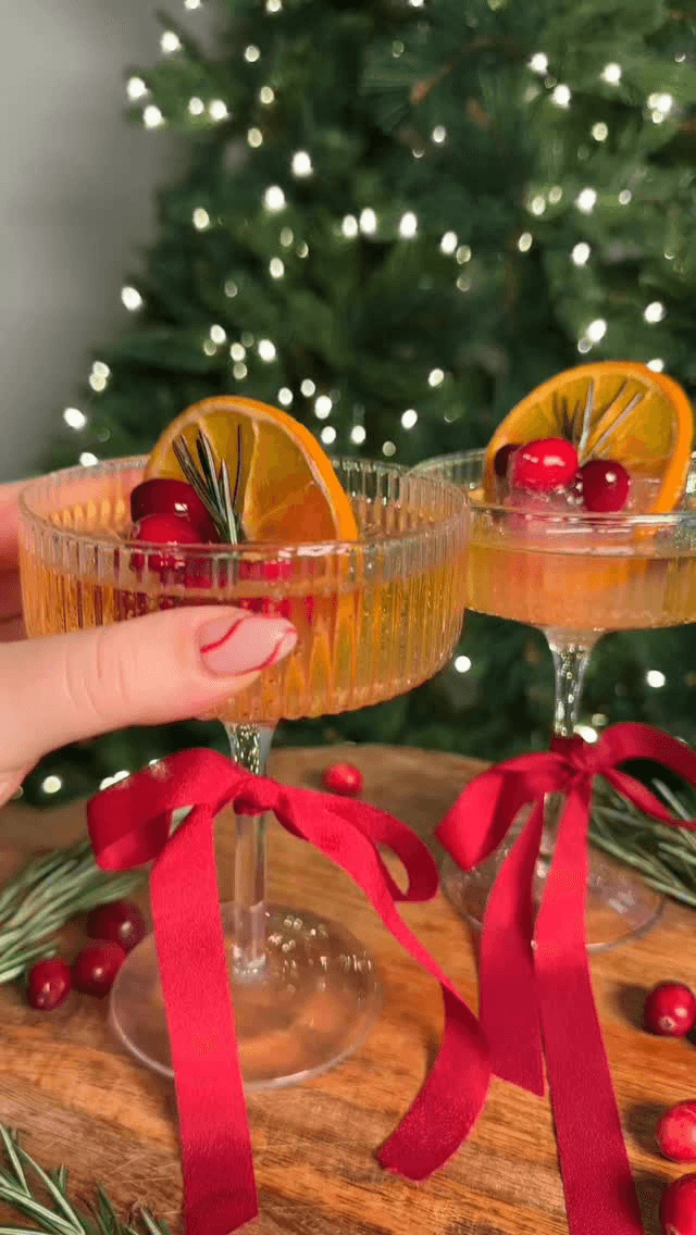 축제 분위기 얼음 큐브와 홀리데이 칵테일 Thumbnail