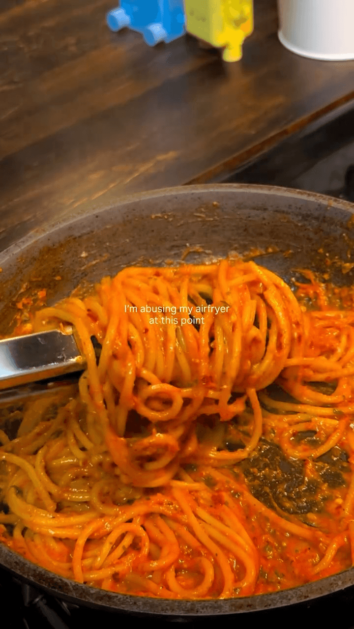 Air Fryer Roasted Tomato and Garlic Pasta Thumbnail