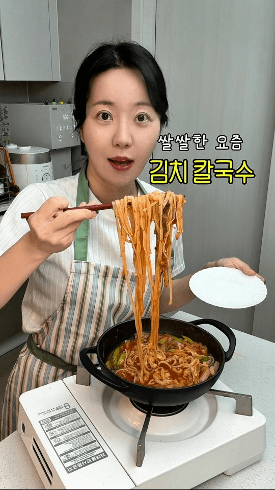 쌀쌀한 날 딱! 뜨끈칼칼 김치칼국수 Thumbnail