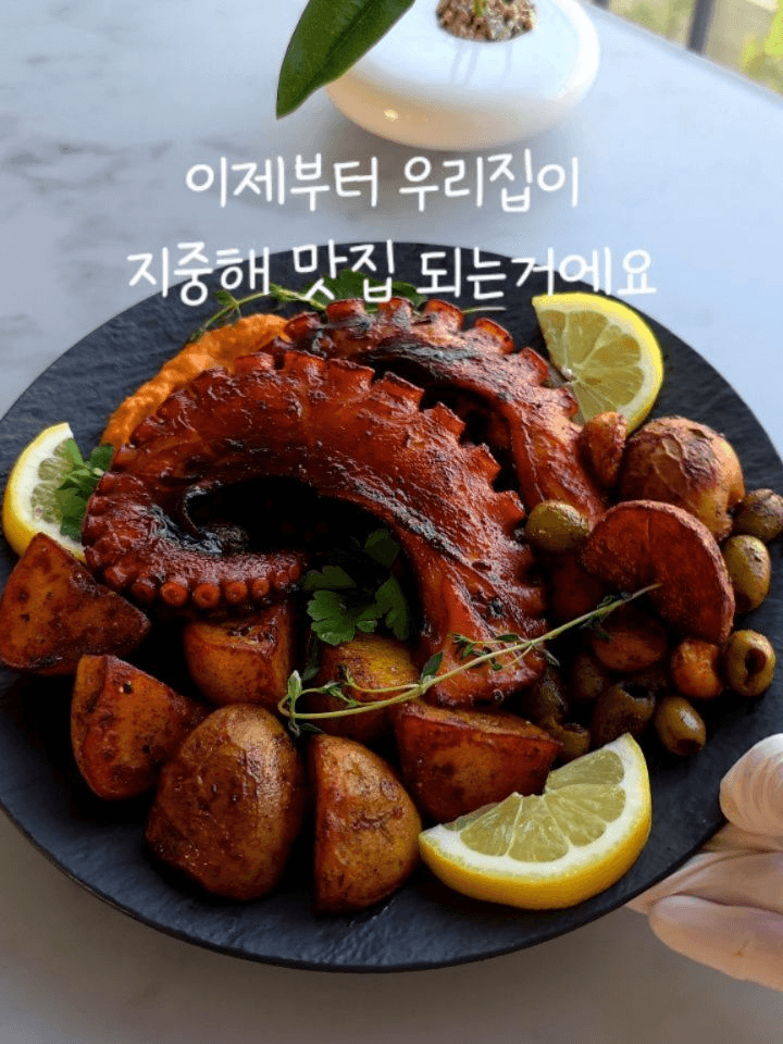 👉넘겨보세요❤️ 문어 요리 원탑 !  뽈뽀레시피 보시고 
dm,댓글로 다양한 질문들 주셨는데
그 중 가장 많이 궁금해하시던 부분 정리해봤어요
👉👉뒤로 넘기면서 봐주세요 ! ❤️

굵직한 문어 다리로 만드니 비쥬얼부터 압도적인
근사한 메인요리라 
#손님초대요리 로는 이만한게 없어요ㅎㅎ

문어삶기,감자삶기까지 미리 해두시고
테이블에 내기전에 구워내면 후다닥 만들어서낼수있으니
금손 소리 듣기 좋은 ㅎㅎ

레시피도 다시 한번 적어볼게요
궁금한거 있으시면 언제든 물어봐주세용❤️

🐙국산 자숙문어다리는 프로필링크에서 공구중!

#뽈뽀 레시피
1. 자숙문어다리2팩 해동해 준비하고
2. 끓는물에 양파반개, 대파2대, 통후추 넣고
문어다리를 40분간 중불에 삶는다
3. 감자는 적당한 크기로 썰고
미리 전자레인지로 익혀두거나 
문어를 다삶고난 후 문어 삶은물에 익힌다
4. 팬에 올리브오일을 넉넉히 두르고
5. 통마늘 10알을 중약불에 노릇하게 볶다가
6. 삶아둔 감자를 겉이노릇하게 소금 후추 뿌려굽는다
7. 그린올리브도 함께 볶다가 , 훈연파프리카파우더를 듬뿍뿌린다
8. 감자와 올리브는 덜어두고 가볍게 팬을닦은 후
  올리브유와 버터를 넣고 (허브가있다면 허브도)
9. 삶아둔 문어를 소금,후추 뿌려 겉이 노릇해지게 굽는다
10. 파프리카파우더를 듬뿍 뿌리고 앞뒤로 뒤집어준다
* 타지않게 주의* 

*로메스코소스와 함께 곁들이면 더 맛있음
*레몬즙, 올리브유를 살짝 뿌리고 마무리 

#자숙문어 #문어 #문어스테이크
#집밥 #손님초대요리 #안주 #추석
#문어요리 Thumbnail