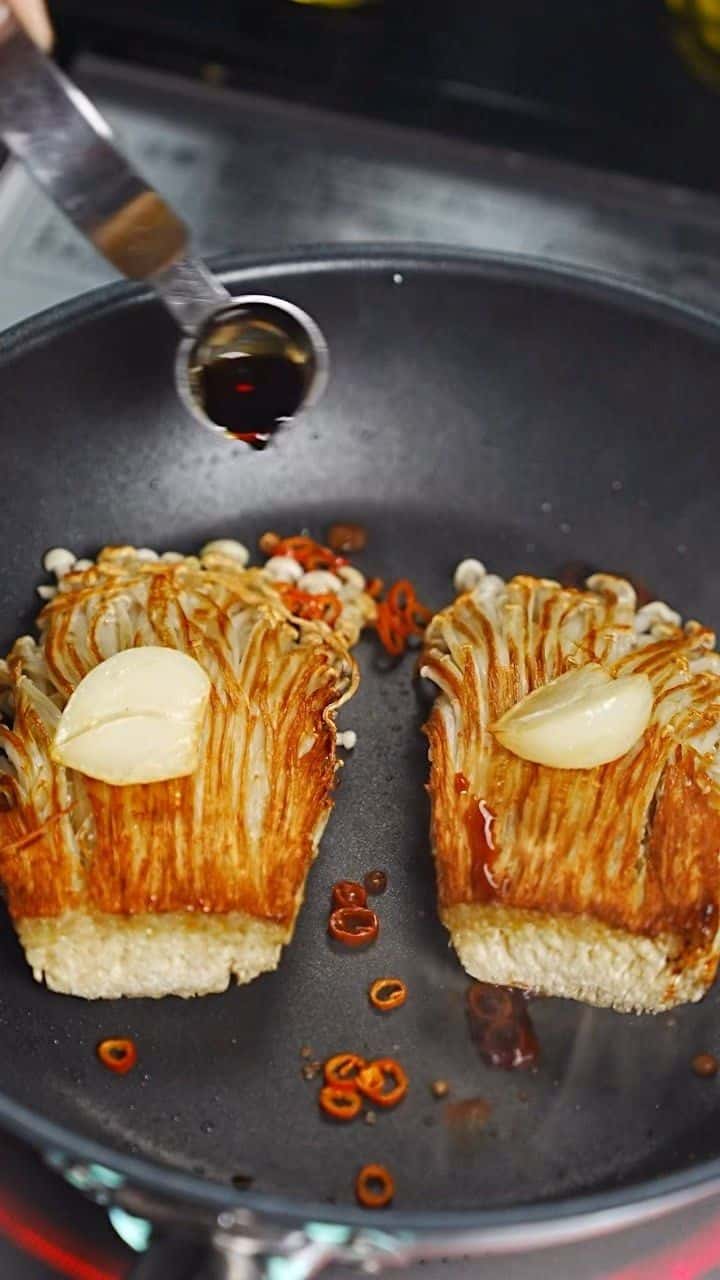 통째로 스테이크처럼 구운 '신의 팽이버섯' 페페론치노 스타일 레시피 Thumbnail