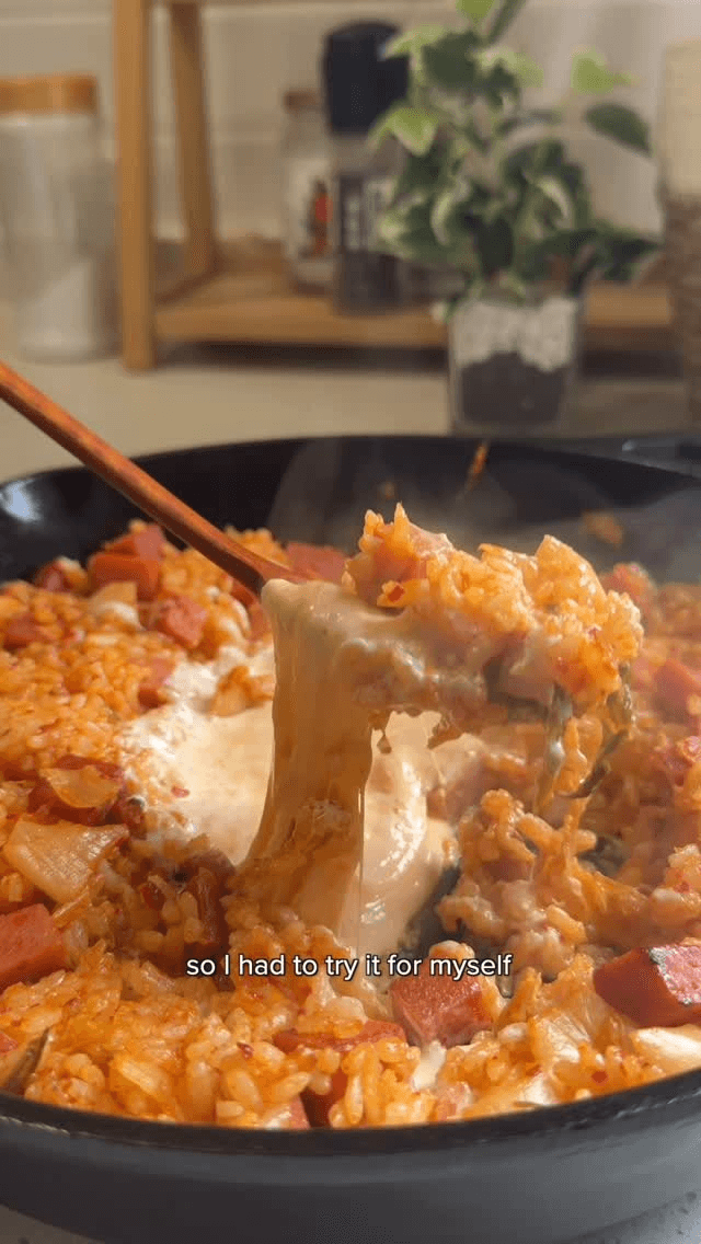 크리미 치즈 소스를 곁들인 김치볶음밥 Thumbnail