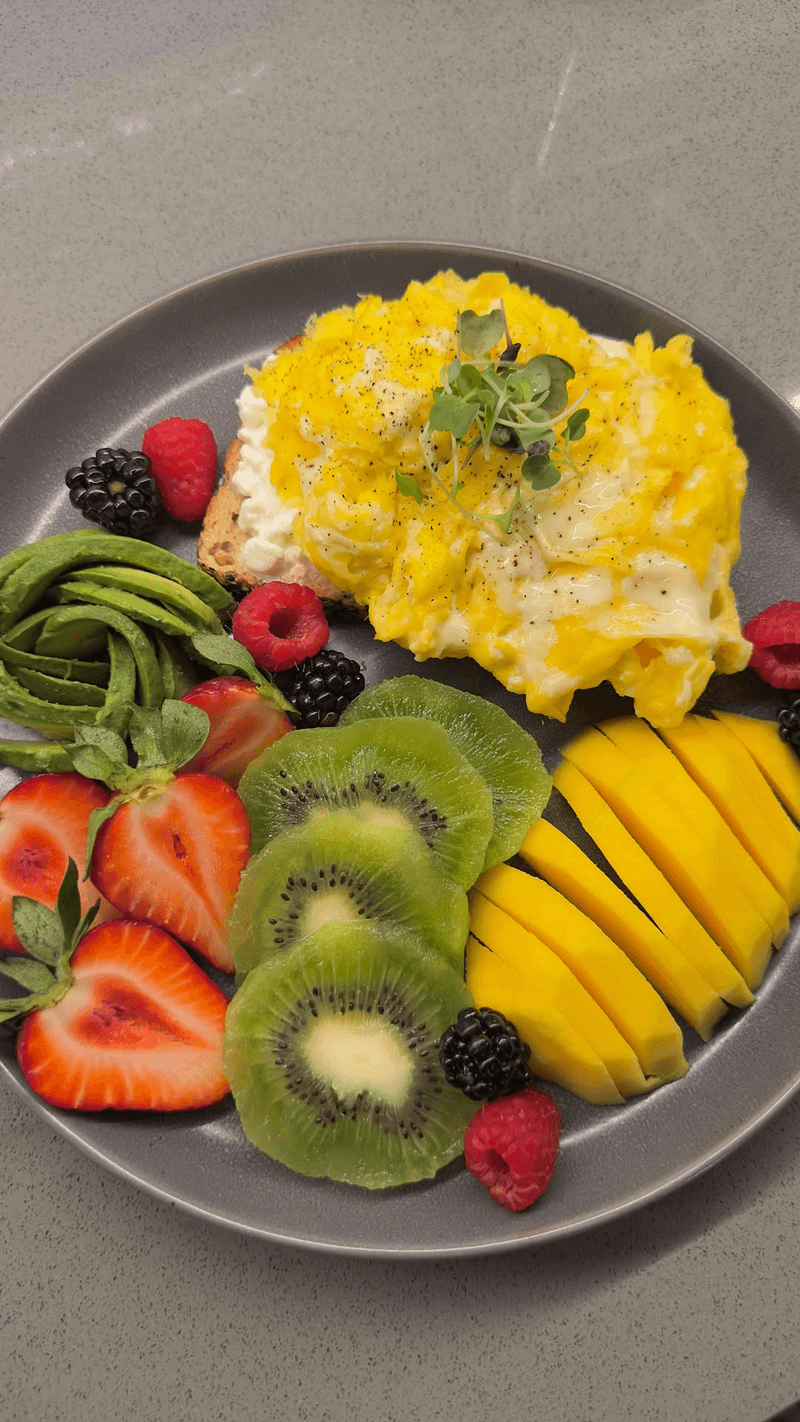 Desayuno Rápido y Saludable con Huevo y Frutas Thumbnail