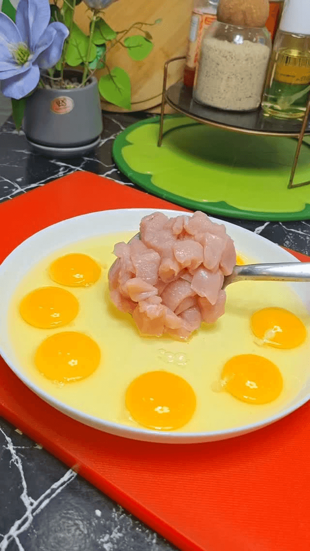 Restaurant-Style Chicken Egg Pizza Thumbnail