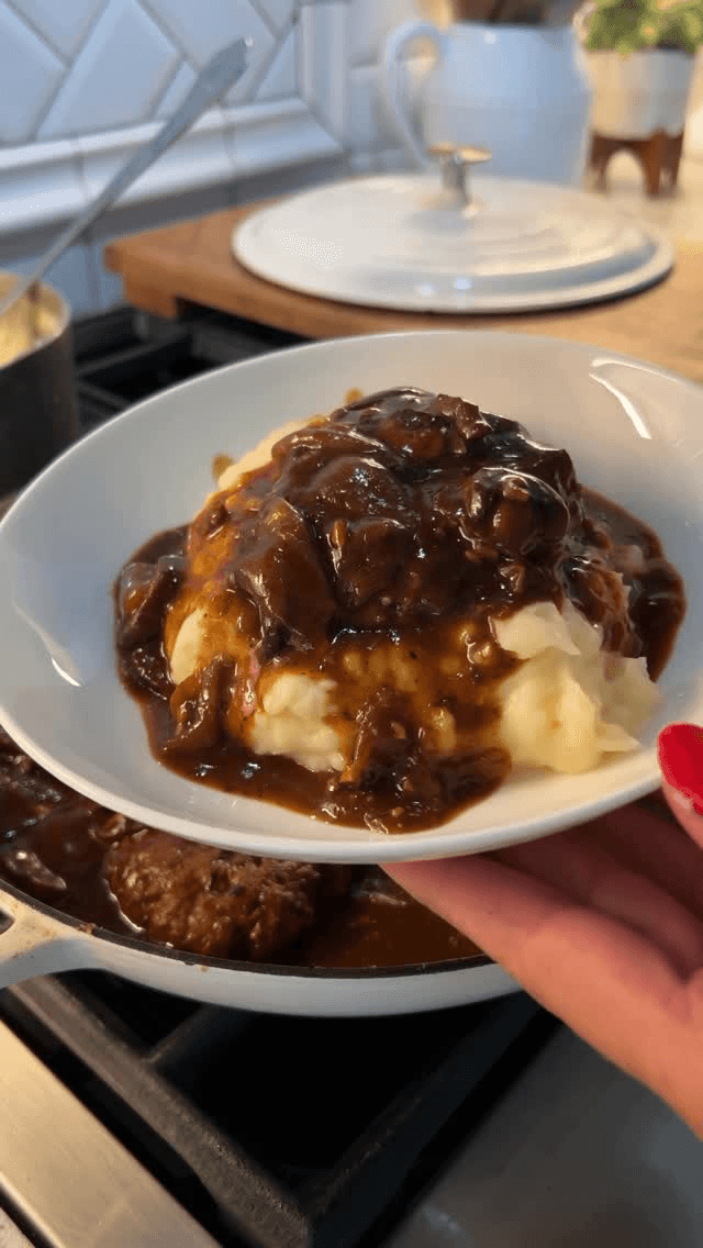 햄버거 스테이크 & 양파 그레이비 Thumbnail