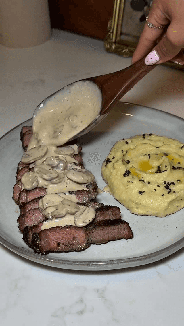 Filete de Res con Salsa Cremosa de Champiñones Thumbnail