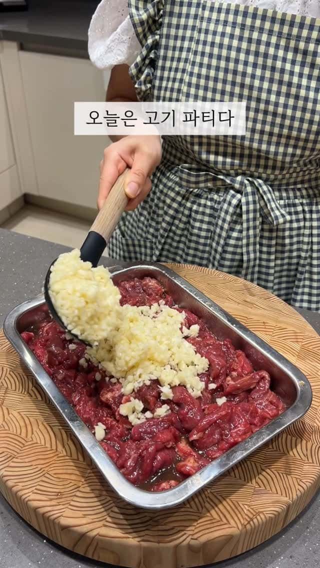 마늘 듬뿍 양념고기와 부추무침 Thumbnail