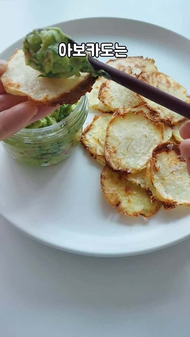 5-Minute Guacamole with Air-Fried Potato Chips