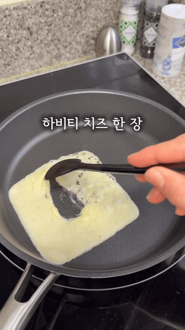 바질 페스토 아보카도 계란 토스트 Thumbnail