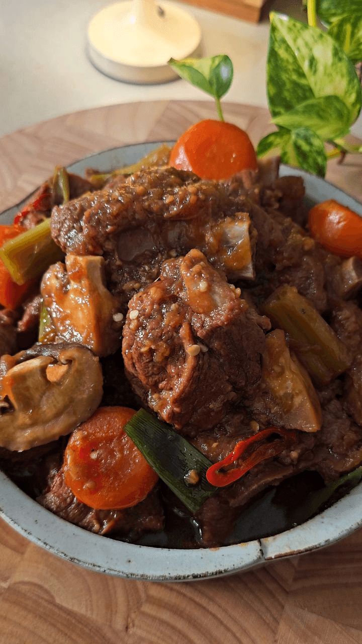 뼈는 쏙 빠지고 부드러운 돼지갈비찜 Thumbnail