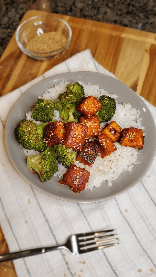 Gochujang tofu 😋

If you've never tried gochujang before, you should! It's a Korean chili paste with so much flavor and a lil spicy. 
If you don't have this (buy some!) you can substitute Sriracha or any other type of red chili paste.

For the sauce:
▪︎ ¼ cup peanut butter
▪︎ 2 - 3 Tbsp gochujang
▪︎ ¼ cup tamari/soy sauce
▪︎ 2 Tbsp maple syrup
▪︎ ¼ cup warm water if you need to thin it out

Method:
》Cook the tofu cubes in a pan with olive oil until they get a little crispy
》Add the gochujang sauce and stir occasionally. Sauce will thicken and begin to slightly caremalize.
》I plated this with steamed rice and roasted broccoli, and sprinkled with some toasted sesame seeds.
.
.
.
.
.
.
.
#vegan #veganglutenfree #glutenfreevegan #vegankitchen #veganrecipes #veganfood #vegans #vegandinner #veganlunch #vegancooking #veganbaking #norasveganlife #bestofvegan #veganfoodshare #veganmeals #gochujang #foodie #foodphotography #nutrition #healthy #easyvegan #gfvegan #glutenfree #vegangirl #veganmealprep #veganlife #vegetarian #eatyourvegchallenge #veggiefoodie