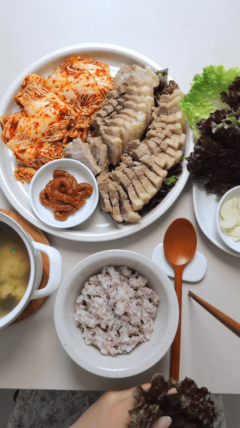 배달비 아끼는 초간단 통삼겹수육과 겉절이 Thumbnail