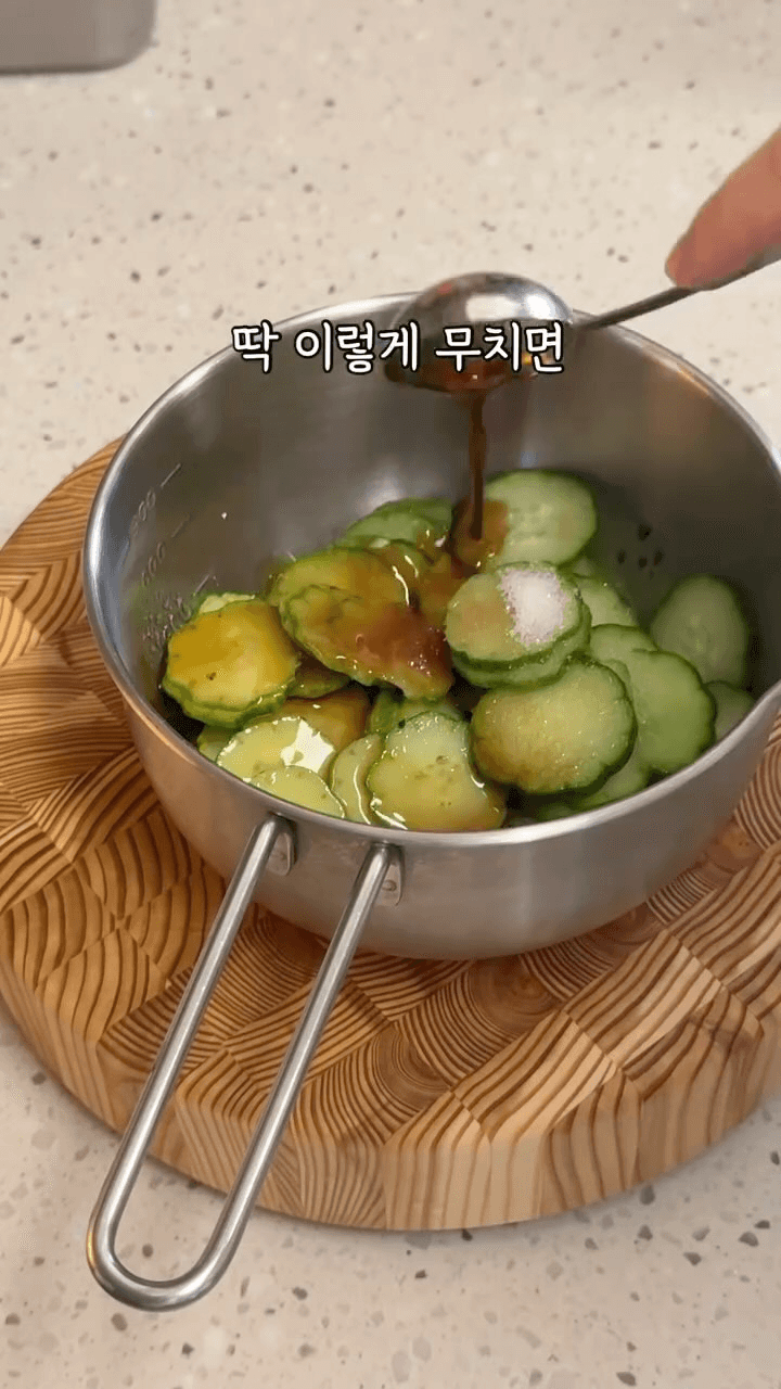젓갈향 나는 오이무침 Thumbnail