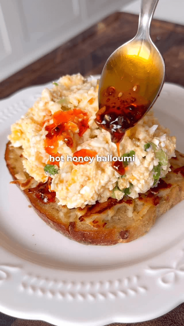 Scharfer Honig-Halloumi-Eier-Mayo-Toast Thumbnail