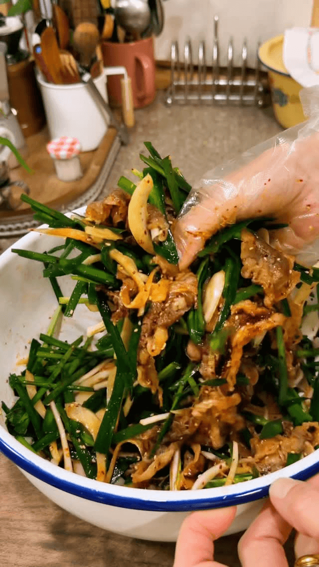 우삼겹 부추무침 Thumbnail