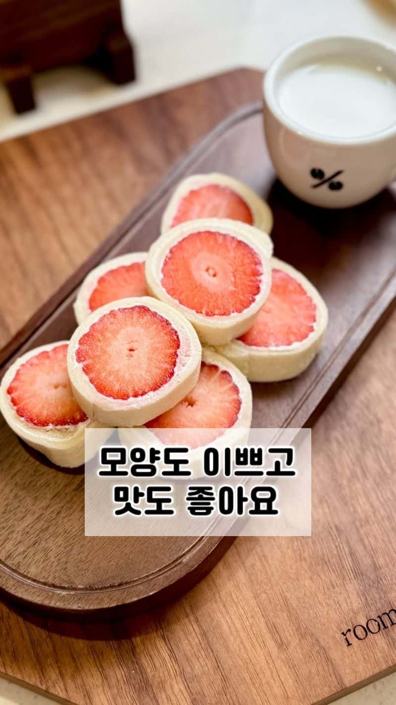 딸기 롤 샌드위치 Thumbnail