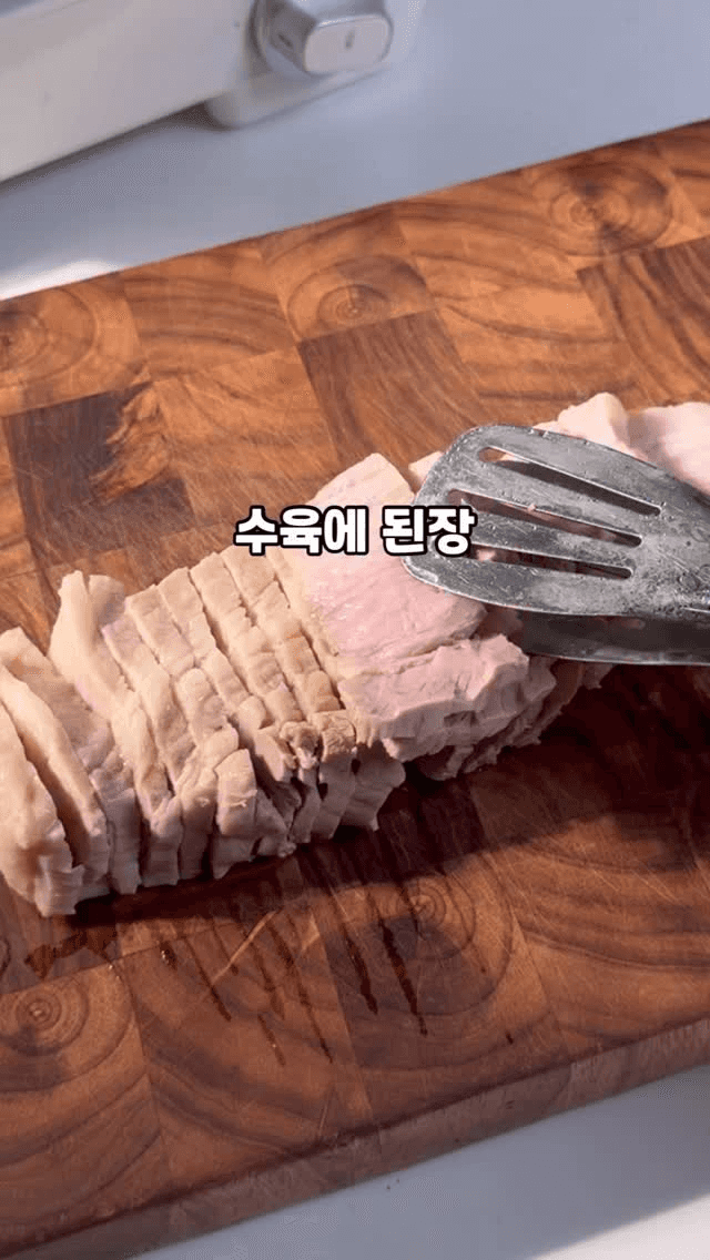 잡내 없이 깔끔한 수육과 고기국수 Thumbnail