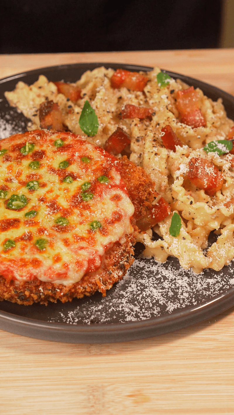 Mafaldine a la Gricia con Pollo a la Parmesana y Gotas de Pesto Thumbnail