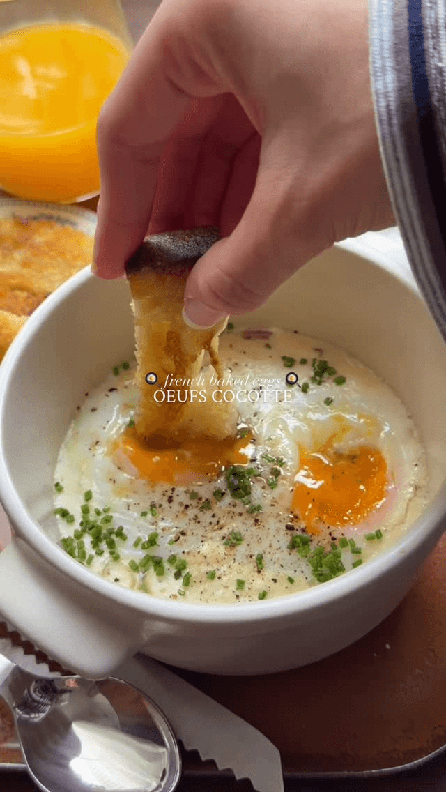 Oeufs Cocotte (Französische gebackene Eier) Thumbnail