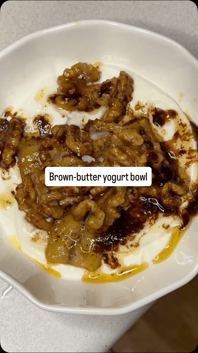 Joghurt-Bowl mit karamellisierten Walnüssen und Banane Thumbnail