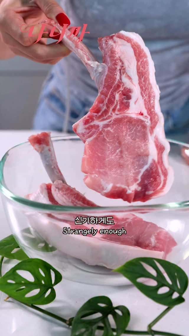 포도주스 돼지고기 토마호크 스테이크와 과일 살사 Thumbnail