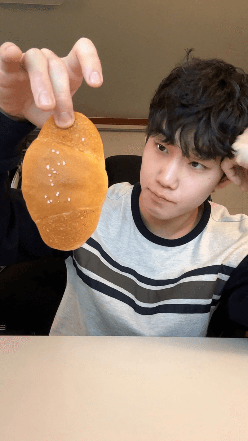 단돈 200원으로 소금빵 만들기 Thumbnail