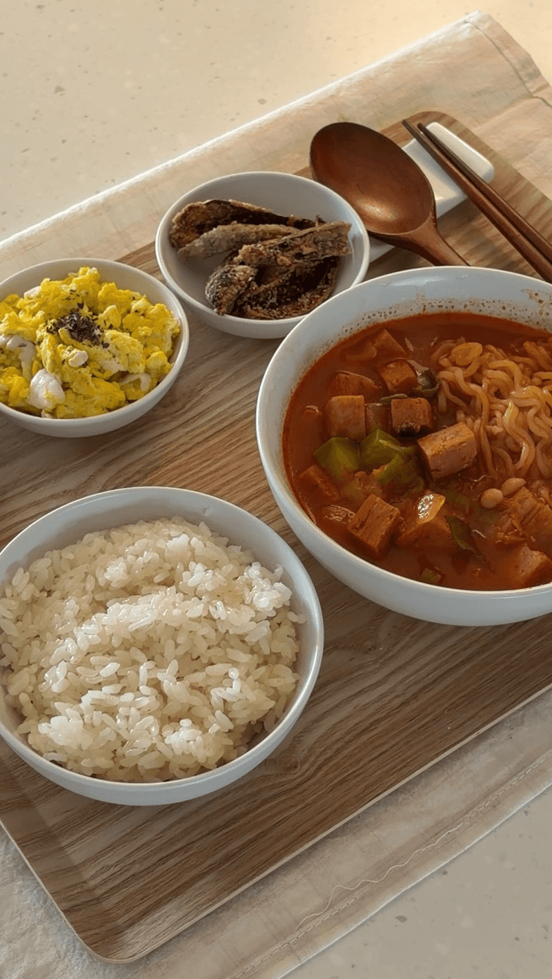 얼큰한 스팸 고추장찌개와 곁들임 반찬 Thumbnail