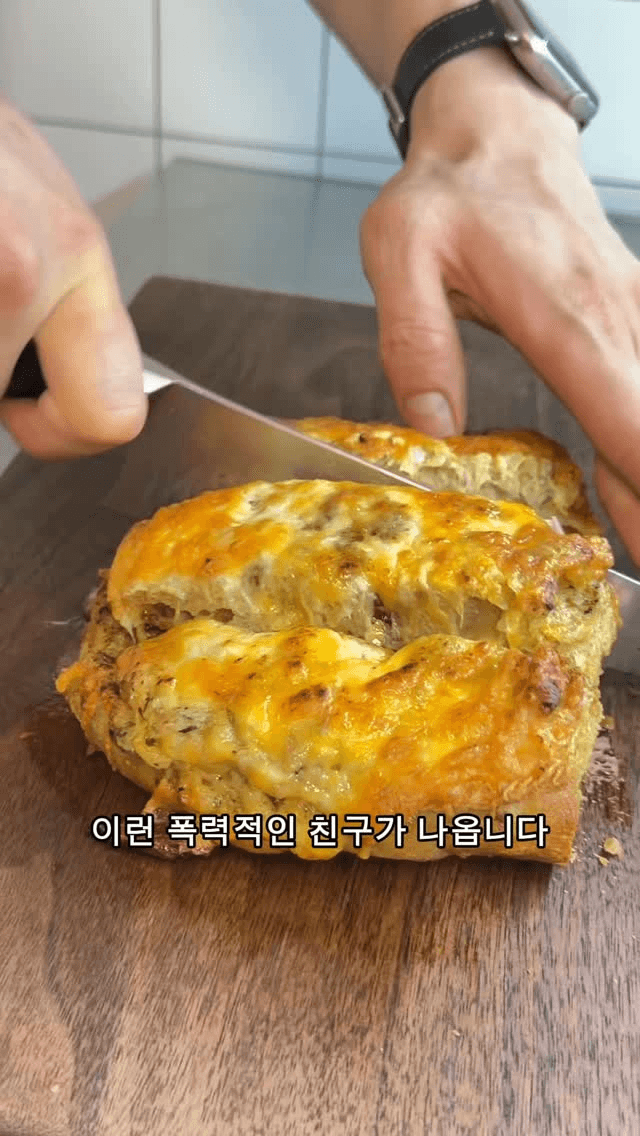 리얼 꿀맛 갈릭 버터 치즈 샌드위치 Thumbnail