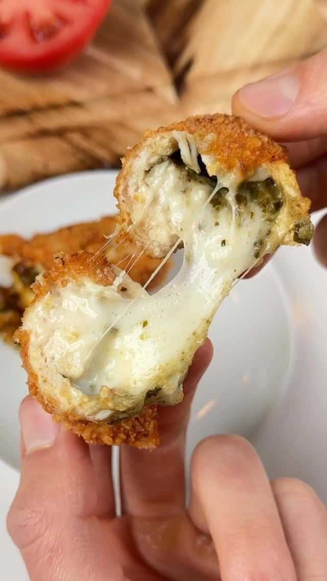 바삭한 고단백 페스토 치킨 롤 Thumbnail