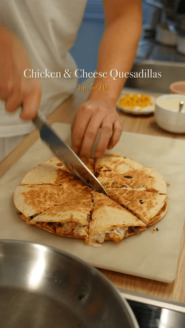 치킨 & 치즈 퀘사디아 Thumbnail