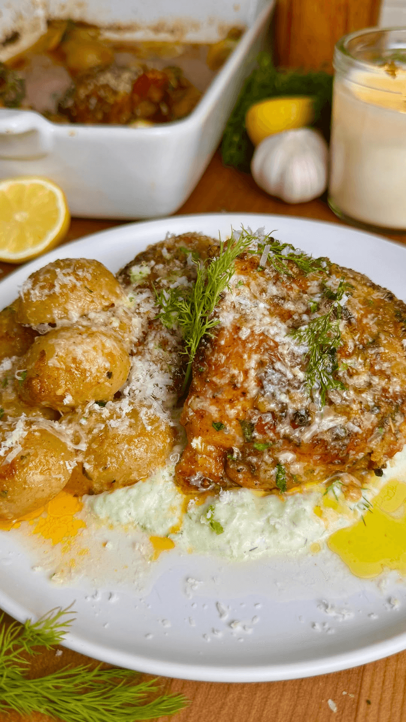 원팬 그릭 파마산 치킨과 감자 & 구운 마늘 차지키 소스 Thumbnail