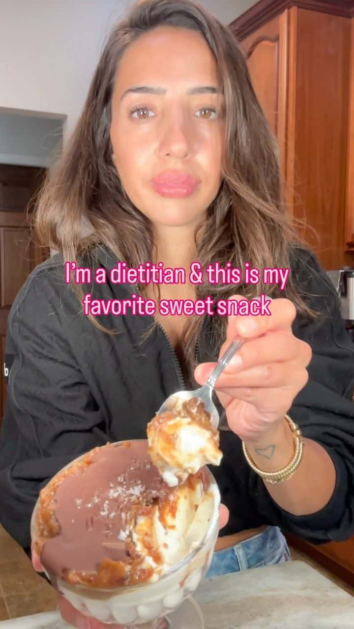 데이트 캐러멜을 곁들인 고단백 그릭 요거트 스낵 Thumbnail